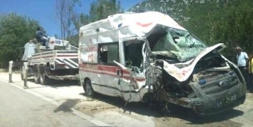 112 Ambulansı Şarampole Yuvarlandı : 3 Yaralı