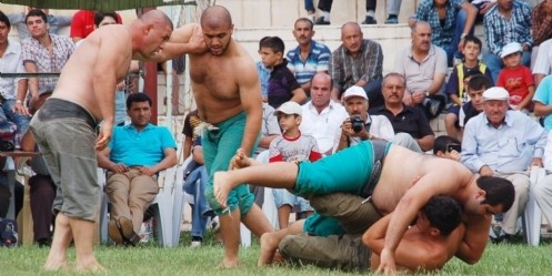 Güreşirken rakibini karıştırınca