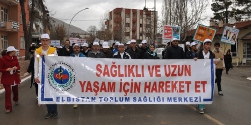 Yağmura aldırmadan sağlıklı yaşam için yürüdüler
