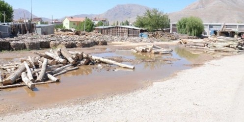 Odun ambarlarını su bastı