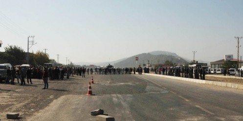 Kavşak isteyen vatandaş yolu trafiğe kapadı