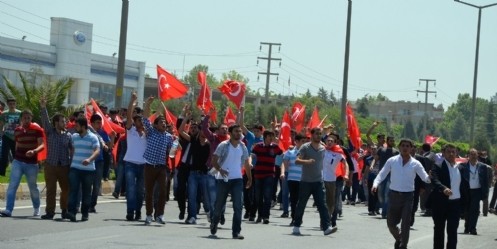 Akil İnsanları protesto eden gruba gaz bombalı müdahale 