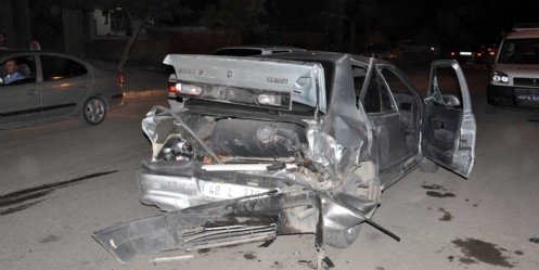 Duran Otomobile Vurup Kaçtı; 3 Yaralı