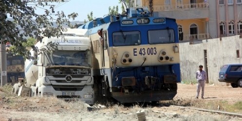 Kahramanmaraş`ta Yük Treni İle Kamyon Çarpıştı 