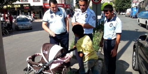 Boş bebek arabasıyla dilenen çocuk yakalandı
