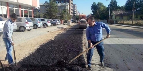 Afşin Belediyesi asfalt yama çalışmaları yapıyor