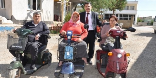 Türkoğlu`nda 3 engelliye akülü sandalye verildi
