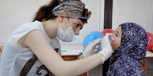 Suriyeli çocuklara diş taraması 