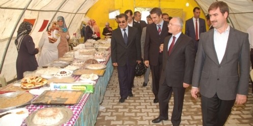 Afşin`de öğrenciler yararına kermes açıldı