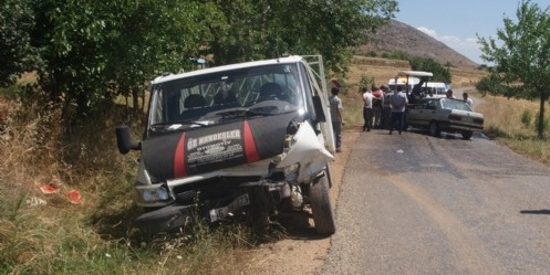 Kamyonetle otomobil çarpıştı; 5 yaralı 