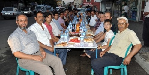 Esnaflar caddede iftar geleneği başlattı
