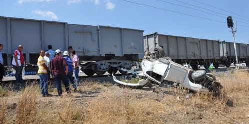 Trenle otomobil çarpıştı, 1 ölü 1 yaralı