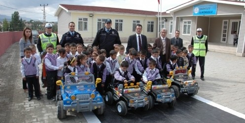 Öğrencilere uygulamalı trafik eğitimi