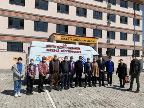Maarif Anadolu Lisesi Karacaoğlan Mobil - Gezici Kütüphanesini Öğrencileri ile Buluşturdu.
