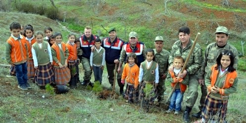 Dikilen fidanlara öğrencilerin isimleri verildi