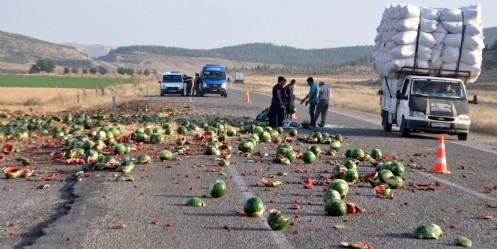 Yola dökülen karpuz ulaşımı aksattı 