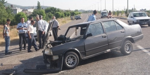 Türkoğlu`nda trafik kazası; 3 yaralı 