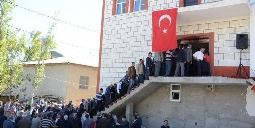 Belde Sakinleri Bahçesini, Altınını Satıp Cami Yaptırdı