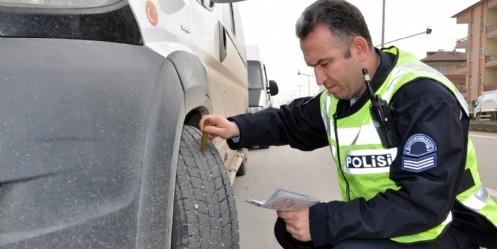 Trafik polisleri, kış lastiği denetimlerine başladı
