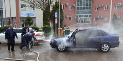 Hareket halindeki otomobil alev aldı