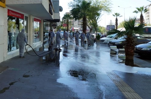 Cadde ve sokaklar dezenfekte ediliyor