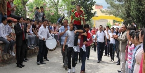 Şampiyon Davullu Zurnalı Karşılandı