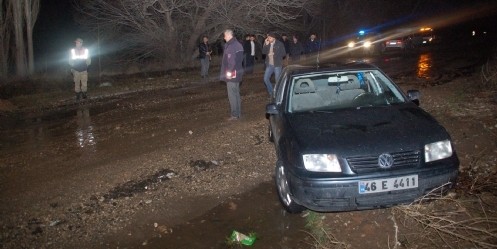 Patlayan Su Borusu Otomobili Fırlattı