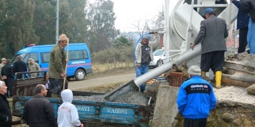 Köy yolu, devlet vatandaş işbirliğiyle yapılıyor 