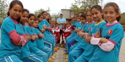 Kız öğrencilerin hayatı ``hentbolla`` değişti 