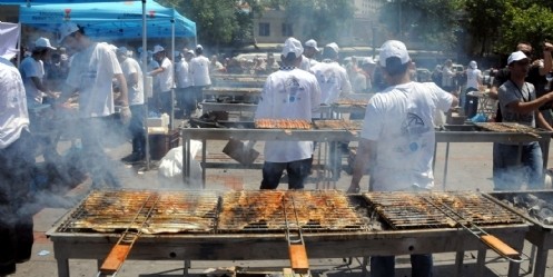 7 Bin Kişiye Ekmek Arası Balık İkramı