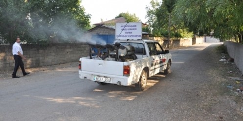 Türkoğlu`nda ilaçlama çalışmaları