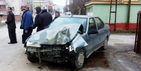 Elbistan`da trafik kazası; 3 yaralı
