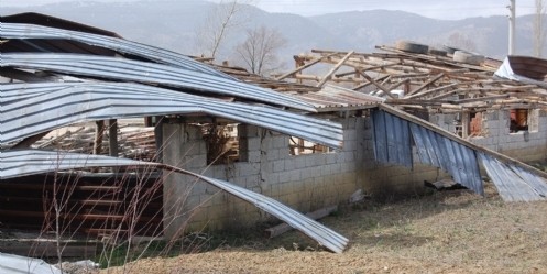 Şiddetli rüzgar, çatıları uçurdu