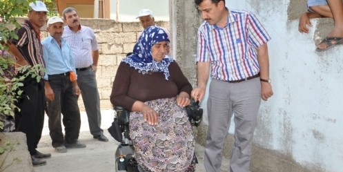 Engelli kadına akülü tekerlekli sandalye