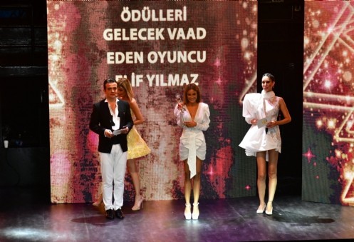 Türkiye güzeli elif yılmaz 
yılın gelecek vadeden oyuncusu seçildi!
