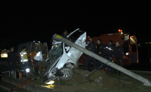 Otomobilde Sıkışan Sürücüyü İtfaiye Ekipleri Kurtardı 