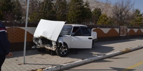 Elbistan`da Otomobil Mezarlık Duvarına Çarptı; 1 Yaralı