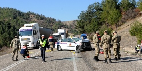 Jandarma Otosuyla Hafif Ticari Araç Çarpıştı; 3 Yaralı
