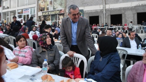 Başkan Güngör Mahalle Sakinleriyle İftar Yaptı