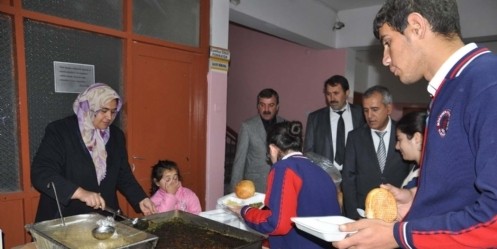 Taşımalı öğrencilere sıcak yemek veriliyor