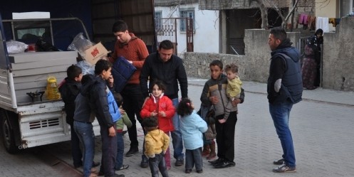 Üşüyen Çocuklara Gönlü Razı Gelmedi 