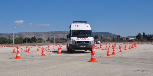 Acil Sağlık Personeli, İleri Sürüş Tekniği Öğreniyor 