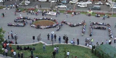 Kent meydanına bedenleriyle 