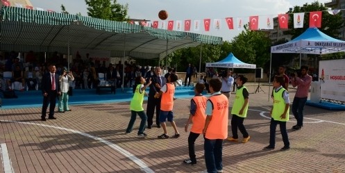 Onikişubatlı gençler sokak basketboluyla eğlendi