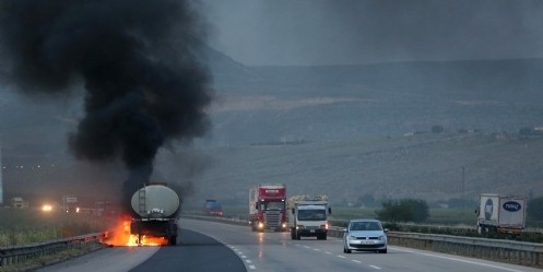 Asfalt yüklü tanker seyir halindeyken alev aldı