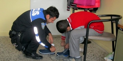 Polis İhtiyaç Sahibi Çocukları Giydirdi 