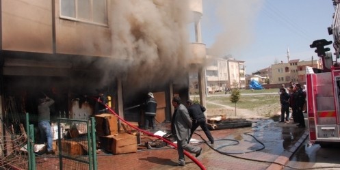 Mobilya deposunda çıkan yangın korkuttu