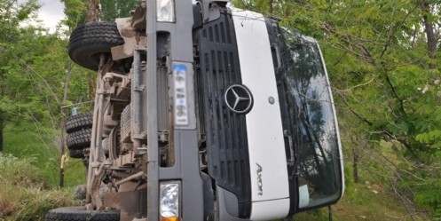 Kontrolden çıkan beton mikseri şarampole uçtu