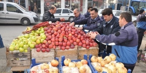 Zabıta Seyyar Satıcıları Caddeden Kaldırdı