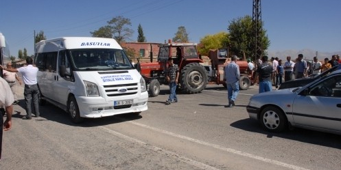 Köylüler yol kesip eylem yaptı